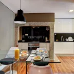 Appartement glamour d'une chambre à coucher dans un immeuble récemment rénové