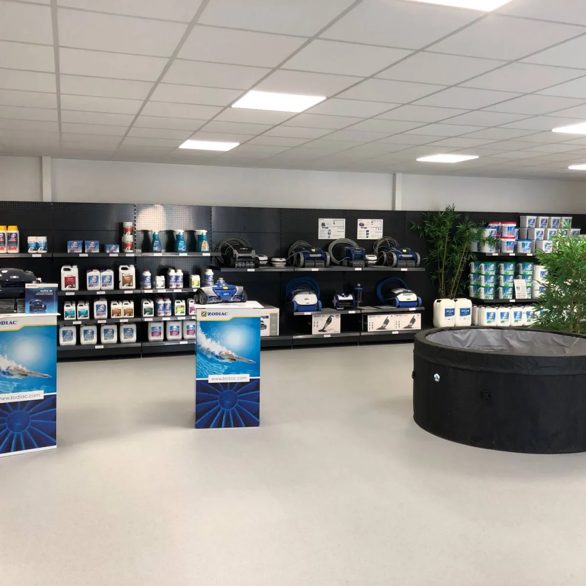 NOS ÉQUIPEMENTS ET PRODUITS D’ENTRETIEN POUR VOTRE PISCINE