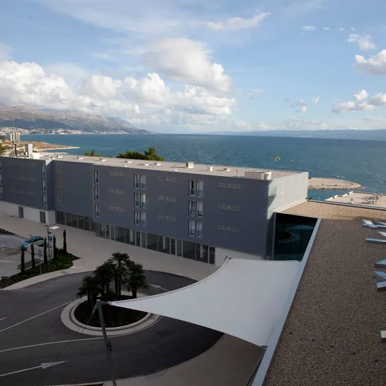 From the experience of Storage, Porro made-to-measure wardrobes in the Radisson Blu Resort in Split, Croatia
