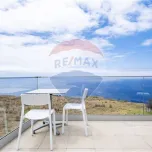 Villa moderne et minimaliste, T5 dans le site paradisiaque de "Jardim Pelado", à Prazeres, Calheta, dans une impasse.