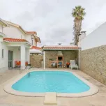 Villa de 3 chambres dans un quartier calme à 15 minutes de Lisbonne et Cascais avec piscine
