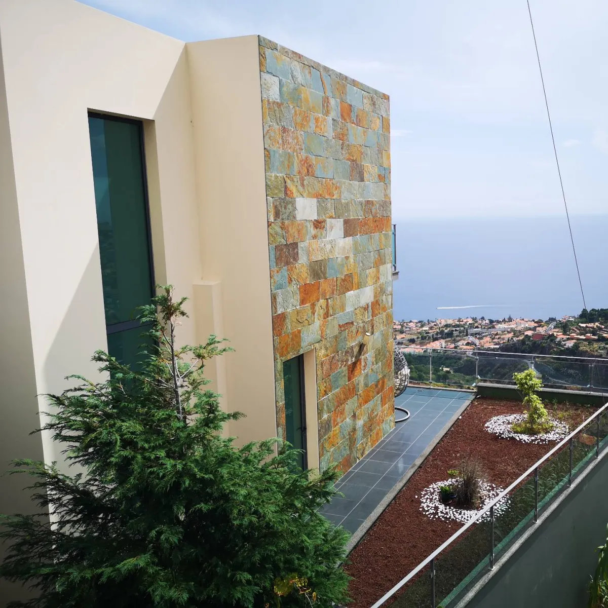 3 bedroom villa in Caniço, great sun exposure and sea views.