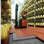 Système de revêtements de sol industriels pour une résistance chimique très élevée et les endroits soumis à une circulation intense