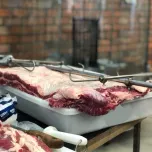 Churrasqueira Rotativa Tipo Fogo de chão 3 espetos - c/coifa e vidro curvo