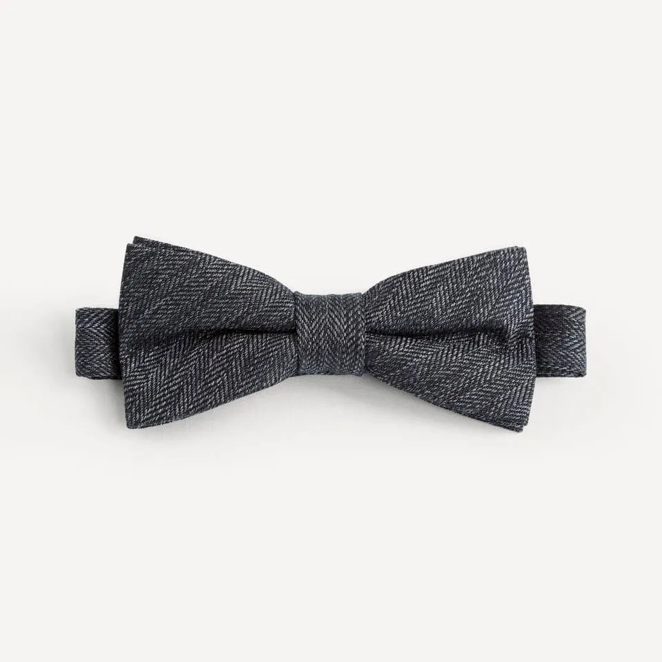 Plain bow tie