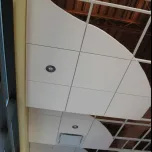 Les plafonds acoustiques Rockfon (division de la laine Rockwool) et les plafonds métalliques.