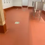 Système de revêtements de sol industriels pour une résistance chimique très élevée et les endroits soumis à une circulation intense