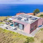 Villa moderne et minimaliste, T5 dans le site paradisiaque de "Jardim Pelado", à Prazeres, Calheta, dans une impasse.