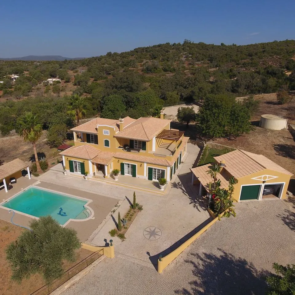 Très belle villa, piscine, vue mer à 5 minutes à peine du marché de Loulé