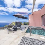 Villa moderne et minimaliste, T5 dans le site paradisiaque de "Jardim Pelado", à Prazeres, Calheta, dans une impasse.