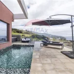 Villa moderne et minimaliste, T5 dans le site paradisiaque de "Jardim Pelado", à Prazeres, Calheta, dans une impasse.