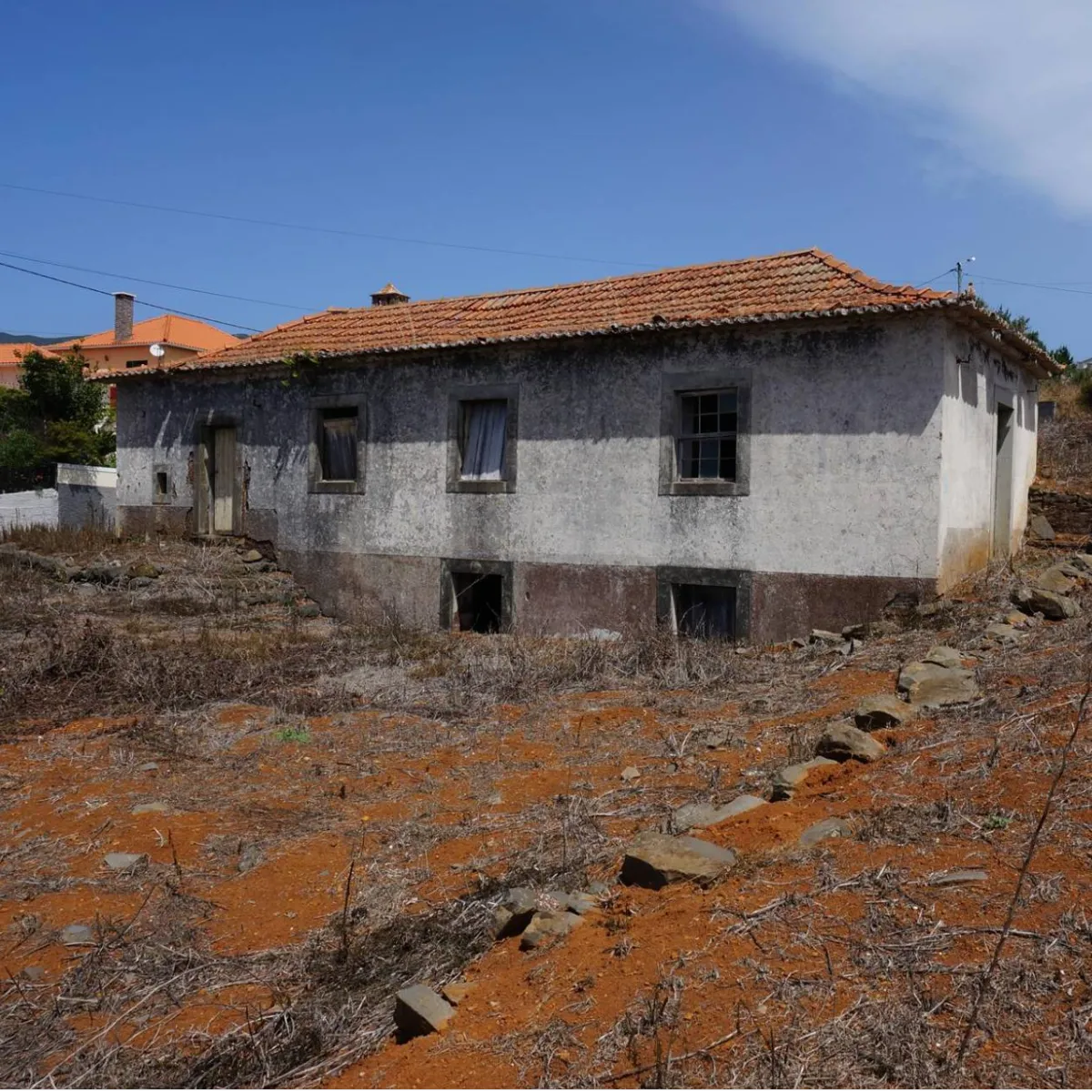 Flat land in Calheta in a corner with 1.835m², with sea view and good road fronts.