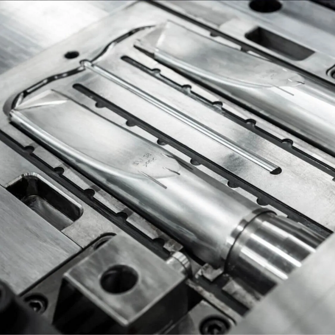 Injection moulds design construction and maitenance. BIANAR tool shop.