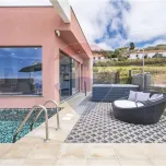 Villa moderne et minimaliste, T5 dans le site paradisiaque de "Jardim Pelado", à Prazeres, Calheta, dans une impasse.