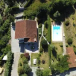 Maison individuelle avec piscine à quelques mètres de la rivière / réservoir Ermal