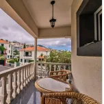 Maison individuelle T5, située à Rochinha, Funchal, à 122m d'altitude, dans un quartier calme à 5 minutes du centre de Funchal, avec deux fronts de route