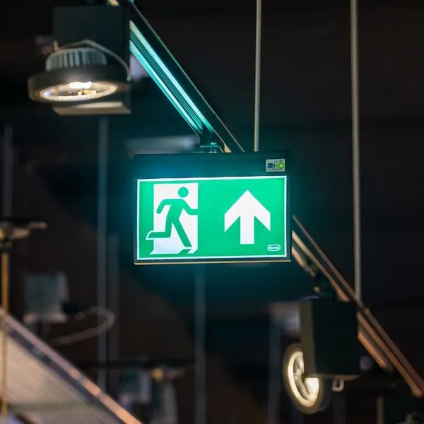 Spanningsrail noodverlichtingsarmaturen met click-and-shine installatiegemak