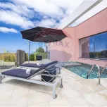 Villa moderne et minimaliste, T5 dans le site paradisiaque de "Jardim Pelado", à Prazeres, Calheta, dans une impasse.