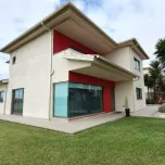 Maison moderne proche de la mer