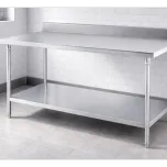 Mesa em Aço Inox com Rodapé para Cozinha Industrial – 1500 × 700 × 850 mm