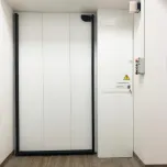 Swing radiation shielding doors