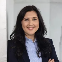 Andrea Shemshaki-Szabó