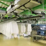 Overhead conveyor for transporting garments on hangers