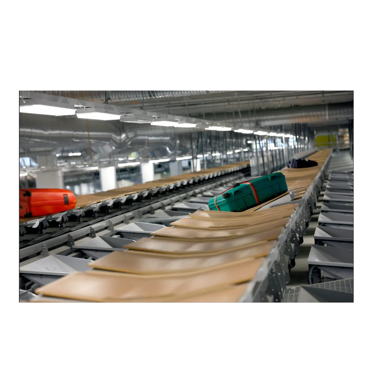 Sistema de manuseio de bagagens – BEUMER Belt-tray Sorter LS4000 para aeroportos