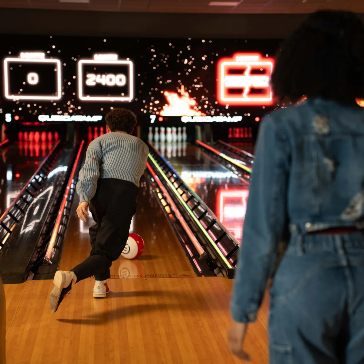 NEOVERSE – Immersive Entertainment Experience for Bowling