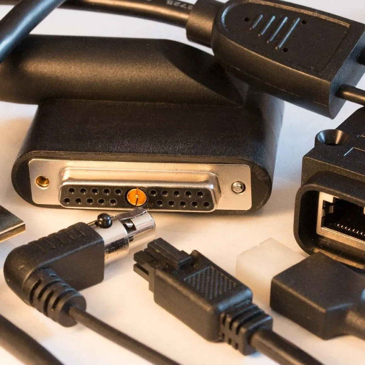 CORDONS, CABLES ASSEMBLES avec SURMOULAGE(S)