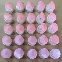 Moldes de Injeção com 3 Funcionalidades: Injeção 2K Bicolor, Fechamento de Tampa no Molde e Desrosqueamento Automático