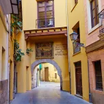 Between Two Gates: Torres de Serranos to de Quart | By VoiceMap