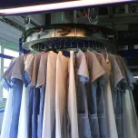 Overhead conveyor for transporting garments on hangers