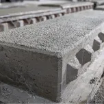 Bloque constructivo elaborado con mezcla de concreto y poliestireno expandido