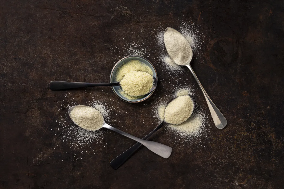 Cold-swelling potato flakes: smooth texture, rehydrate well, versatile applications.