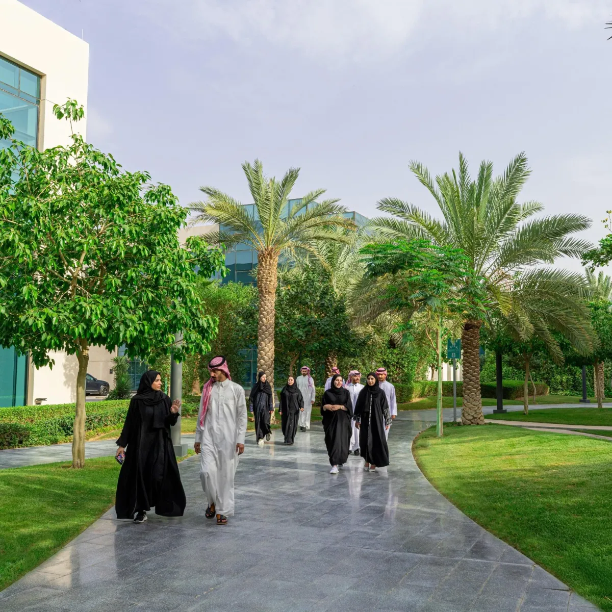 ROSHN FRONT - Bussnies