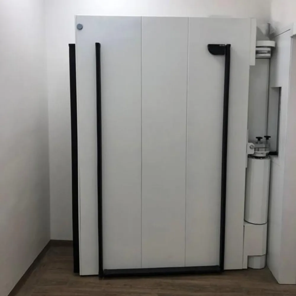 Swing radiation shielding doors