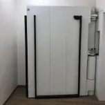 Swing radiation shielding doors