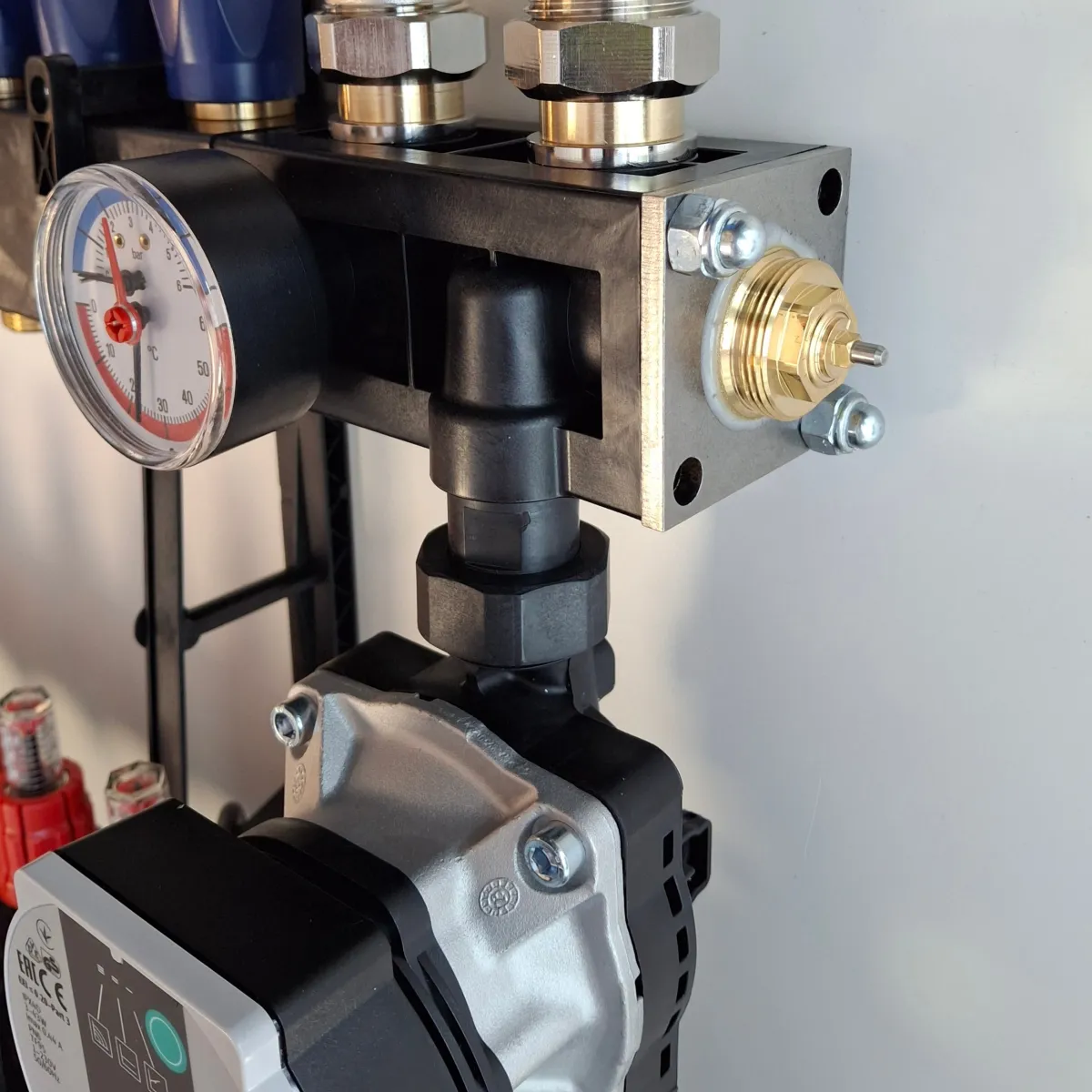 Wat is de werking van een LTV-inregelventiel in een vloerverwarmingsverdeler?