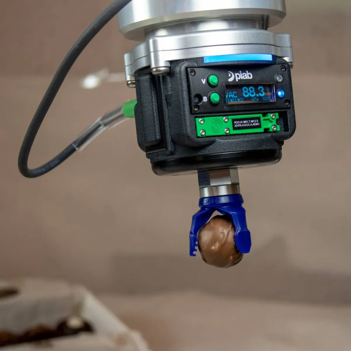 PIAB - piCOBOT com ventosa piSOFTGRIP para aplicações de picking