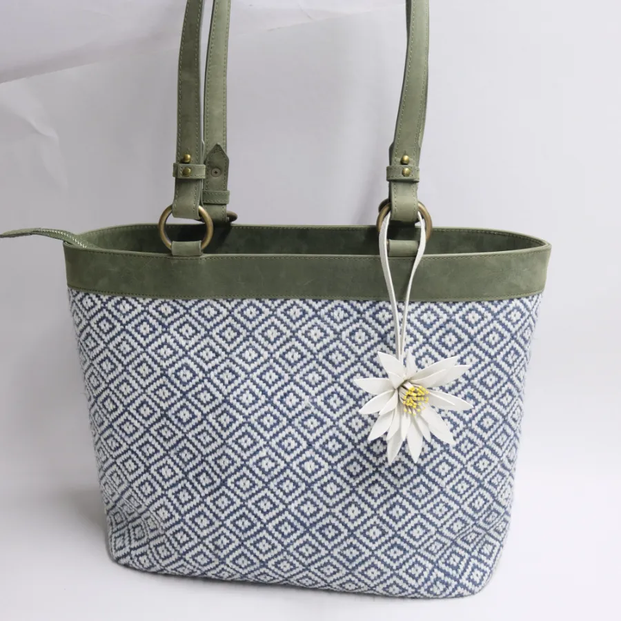 Craft resembles with aesthetics, presenting you a shopper bag considering daily life with aesthetics