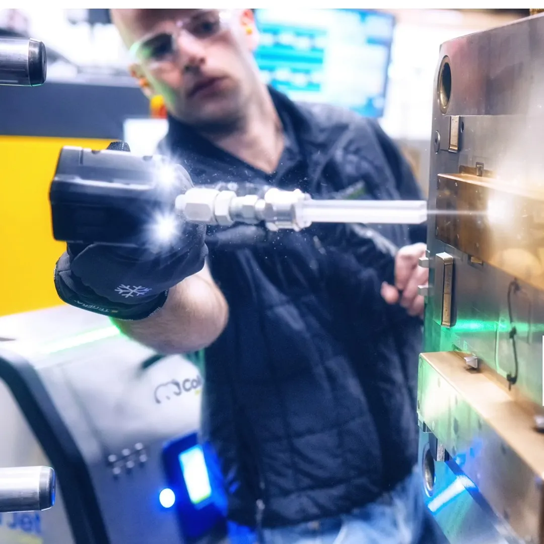 Nettoyeur Cryogénique Cold Jet - MicroClean 2 -Doux pour les surfaces. Robuste sur les contaminants.