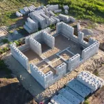 Bloque constructivo elaborado con mezcla de concreto y poliestireno expandido