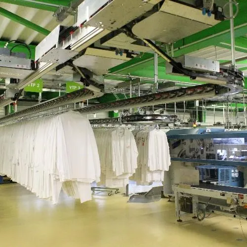 Overhead conveyor for transporting garments on hangers
