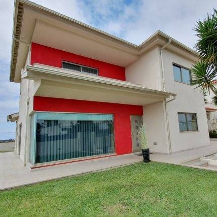 Maison moderne proche de la mer