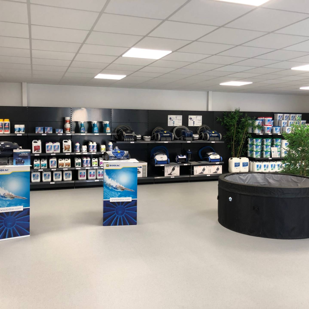 NOS ÉQUIPEMENTS ET PRODUITS D’ENTRETIEN POUR VOTRE PISCINE