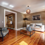 Appartement glamour d'une chambre à coucher dans un immeuble récemment rénové