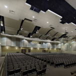 Les plafonds acoustiques Rockfon (division de la laine Rockwool) et les plafonds métalliques.