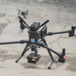 Drones et AMR interconnecté en salle de contrôle