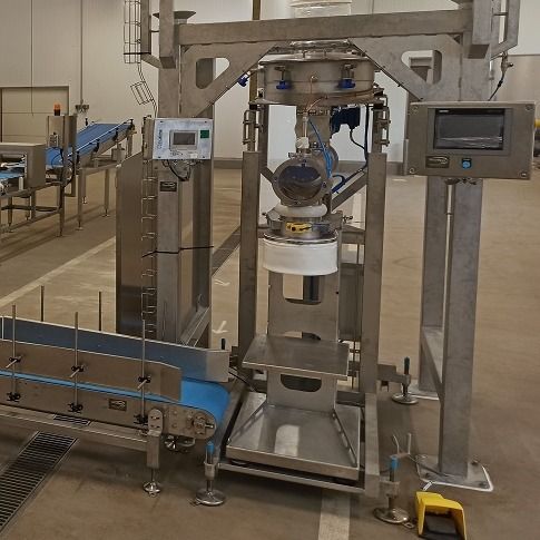 Powder and granule bagging machine